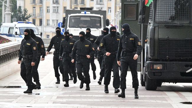 Сотрудники правоохранительных органов во время акции протеста в Минске
