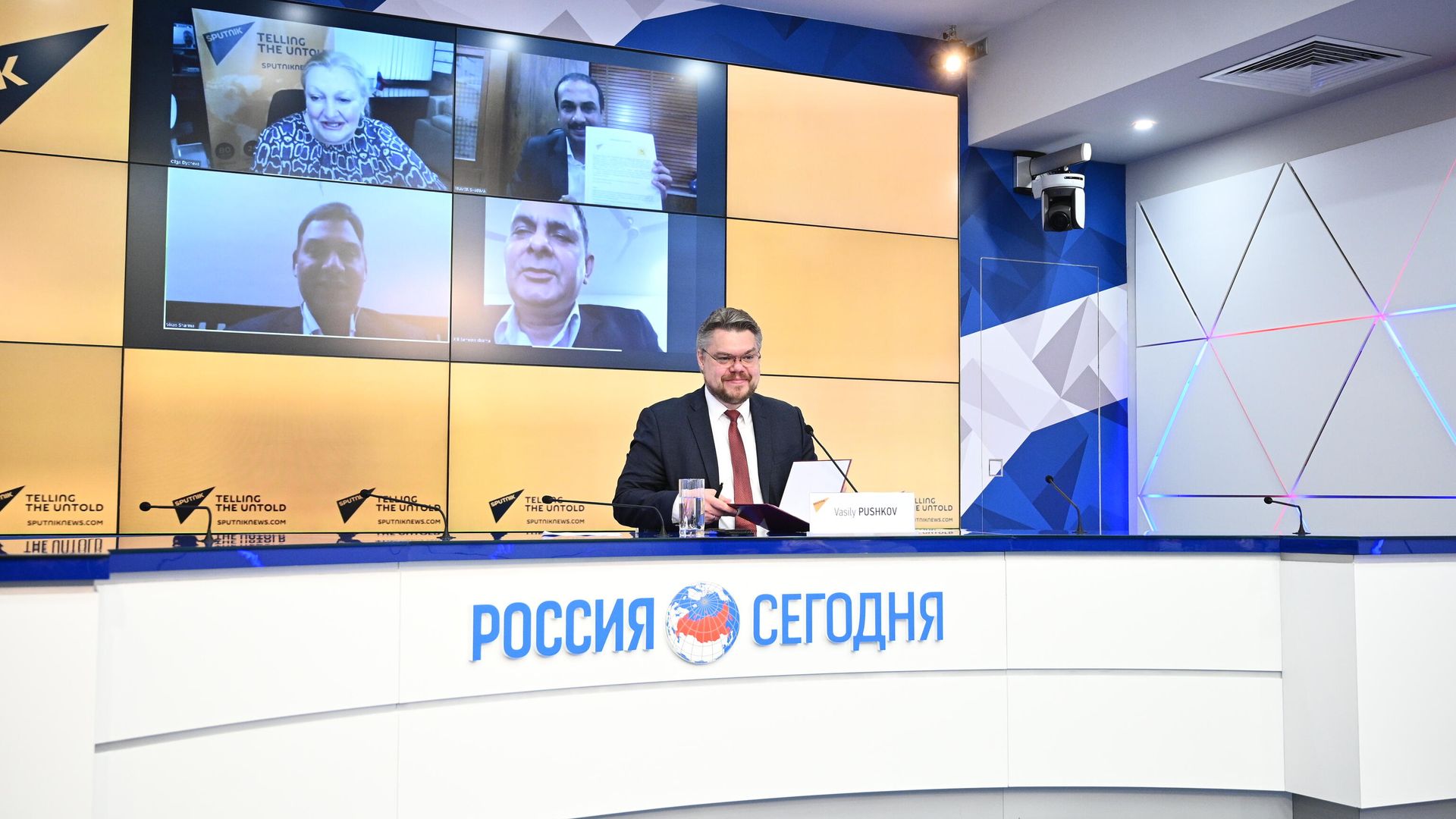 Директор по международному сотрудничеству МИА Россия сегодня Василий Пушков во время подписания меморандума о сотрудничестве с Bharat Khabar Директор по международному сотрудничеству МИА Россия сегодня Василий Пушков во время подписания меморандума о сотрудничестве с Bharat Khabar - РИА Новости, 1920, 28.08.2020