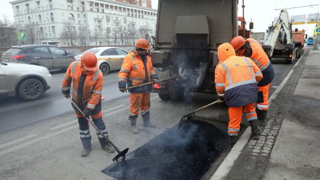 Рабочие бригады ГБУ Автомобильные дороги проводят латочный ремонт дорожного покрытия в Москве
