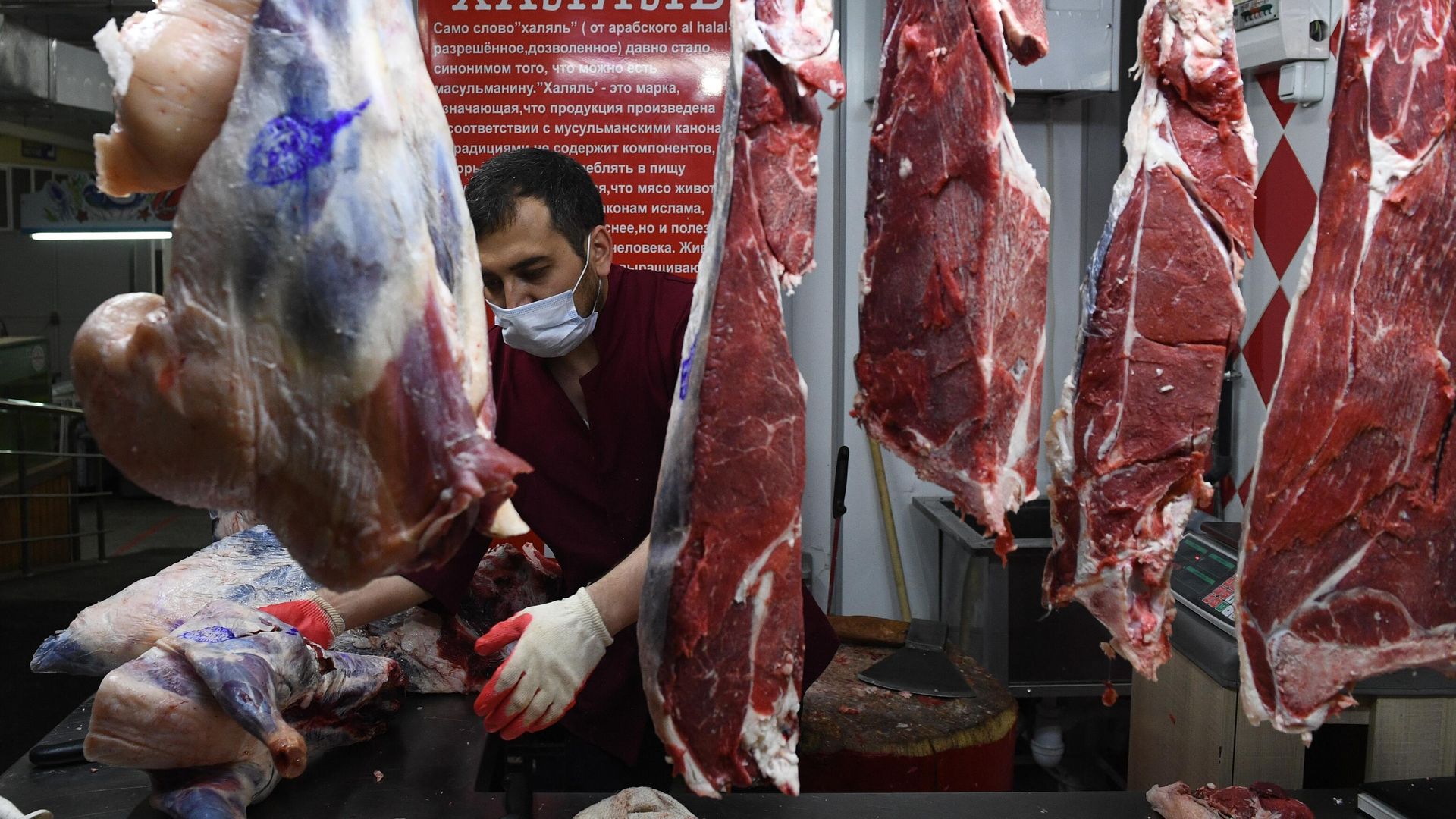Продавец мяса на Центральном рынке Новосибирска Продавец мяса на Центральном рынке Новосибирска - РИА Новости, 1920, 18.05.2023