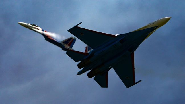 Истребители Су-35С пилотажной группы Русские витязи выполняют демонстрационный полет в рамках Международного форума Армия-2020 на аэродроме Кубинка в Подмосковье