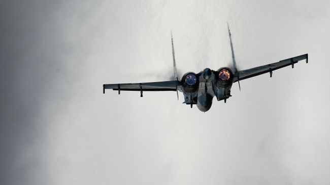 Самолет Су-27 во время показательных учений Самолет Су-27 во время показательных учений