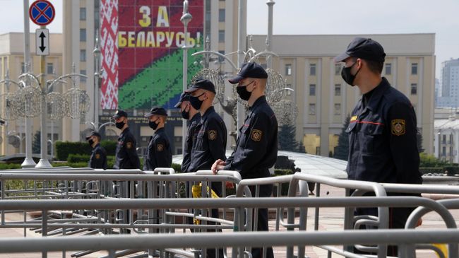 Сотрудники милиции во время акции протеста на площади Независимости в Минске Сотрудники милиции во время акции протеста на площади Независимости в Минске