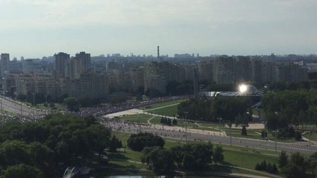 Силовики со спецтехникой и БТРами перекрыли подход к резиденции Лукашенко в Минске Силовики со спецтехникой и БТРами перекрыли подход к резиденции Лукашенко в Минске