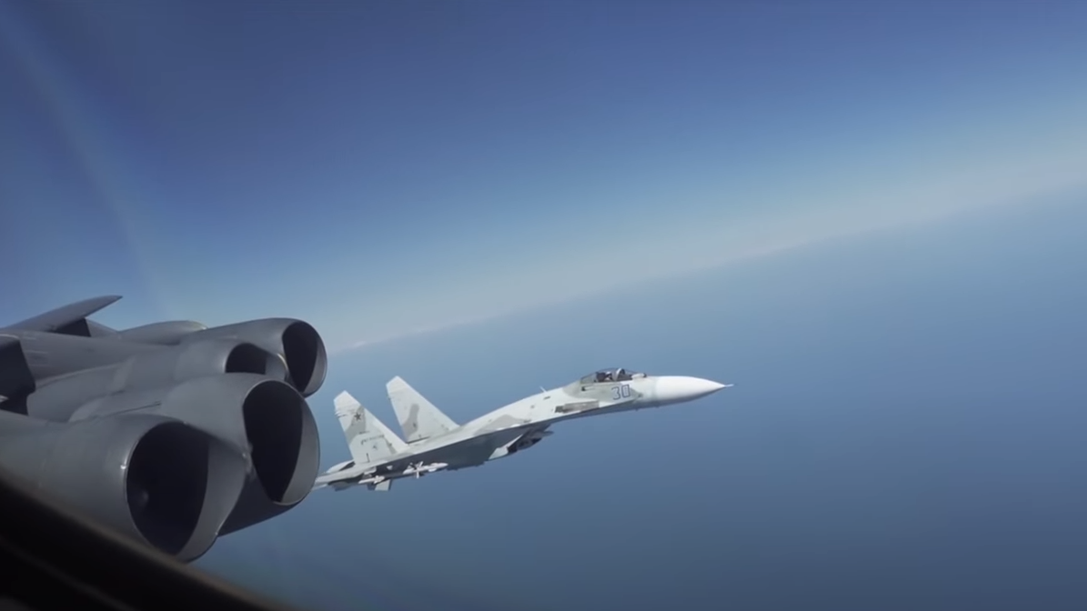 Перехват американского бомбардировщика B-52 российским истребителем Су-27 Перехват американского бомбардировщика B-52 российским истребителем Су-27 - РИА Новости, 1920, 11.09.2020
