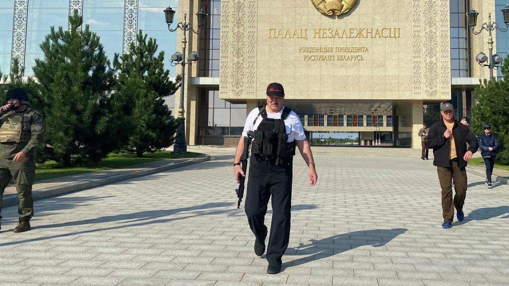 Президент Белоруссии Александр Лукашенко около своей резиденции в Минске Президент Белоруссии Александр Лукашенко около своей резиденции в Минске - РИА Новости, 1920, 08.09.2020