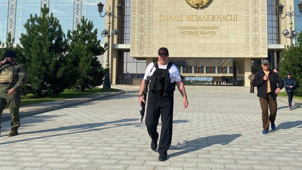 Президент Белоруссии Александр Лукашенко около своей резиденции в Минске Президент Белоруссии Александр Лукашенко около своей резиденции в Минске - РИА Новости, 1920, 08.09.2020
