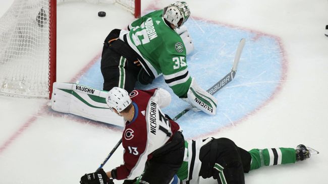 Валерий Ничушкин забивает гол в матче плей-офф НХЛ. Валерий Ничушкин забивает гол в матче плей-офф НХЛ.