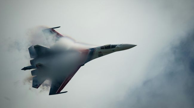 Истребитель Су-35 из состава пилотажной группы Русские витязи