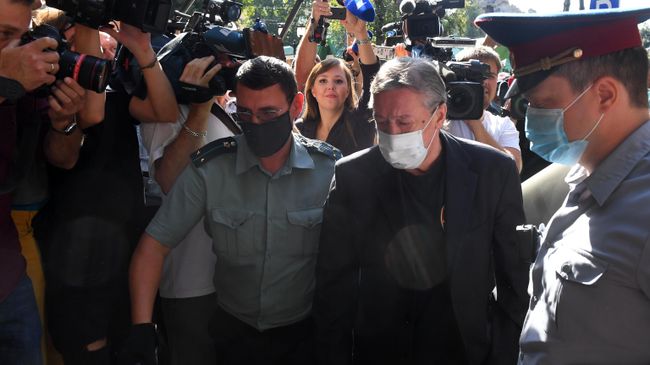Актер Михаил Ефремов у здания Пресненского суда города Москвы Актер Михаил Ефремов у здания Пресненского суда города Москвы