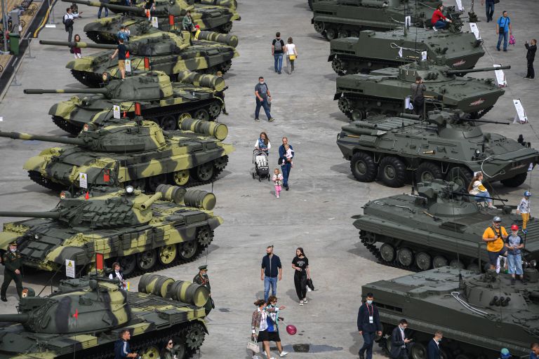 Посетители на выставке вооружений Международного военно-технического форума (МВТФ) Армия-2020 в военно-патриотическом парке Патриот Посетители на выставке вооружений Международного военно-технического форума (МВТФ) Армия-2020 в военно-патриотическом парке Патриот