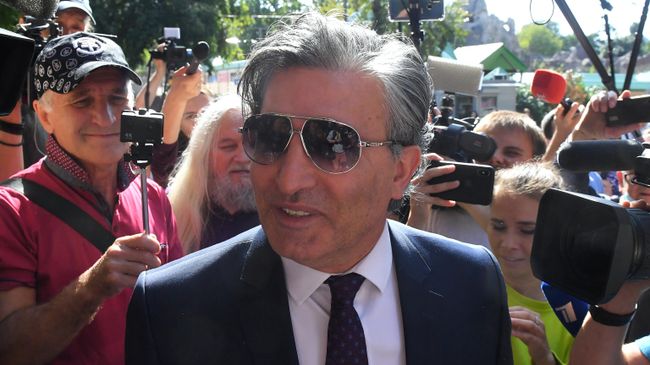 Адвокат актера Михаила Ефремова Эльман Пашаев у здания Пресненского суда города Москвы Адвокат актера Михаила Ефремова Эльман Пашаев у здания Пресненского суда города Москвы