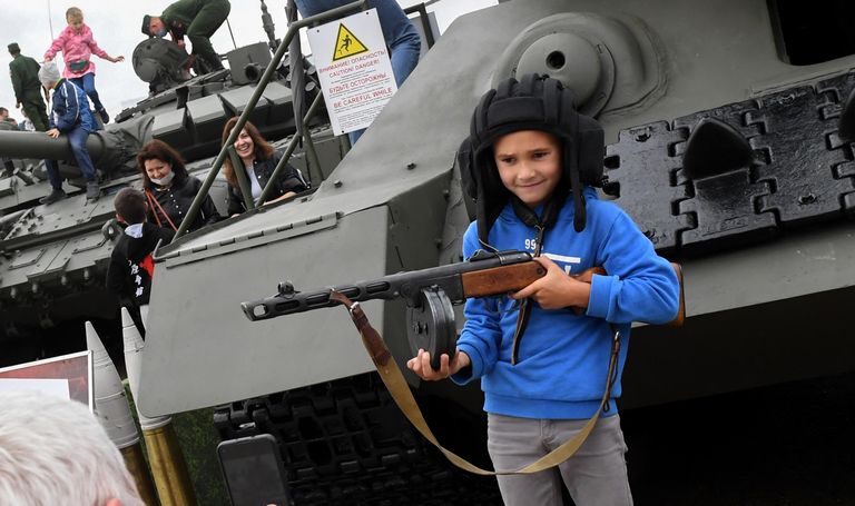 Посетители фотографируются у танка Т-34 на выставке вооружений Международного военно-технического форума (МВТФ) Армия-2020 в военно-патриотическом парке Патриот Посетители фотографируются у танка Т-34 на выставке вооружений Международного военно-технического форума (МВТФ) Армия-2020 в военно-патриотическом парке Патриот
