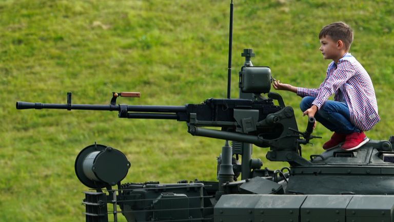 Зрители перед началом демонстрационной программы военной техники в рамках Международного форума Армия-2020 на полигоне Алабино в Подмосковье Зрители перед началом демонстрационной программы военной техники в рамках Международного форума Армия-2020 на полигоне Алабино в Подмосковье
