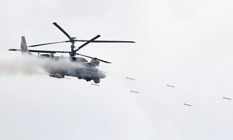 Ударный вертолет Ка-52 Аллигатор во время динамического показа вооружений, военной и специальной техники мотострелковых войск в рамках МВТФ Армия-2020 в сухопутном кластере на полигоне Алабино Ударный вертолет Ка-52 Аллигатор во время динамического показа вооружений, военной и специальной техники мотострелковых войск в рамках МВТФ Армия-2020 в сухопутном кластере на полигоне Алабино