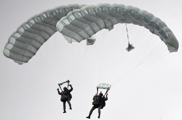 Высадка парашютистов во время динамического показа вооружений, военной и специальной техники мотострелковых войск в рамках МВТФ Армия-2020 в сухопутном кластере на полигоне Алабино Высадка парашютистов во время динамического показа вооружений, военной и специальной техники мотострелковых войск в рамках МВТФ Армия-2020 в сухопутном кластере на полигоне Алабино