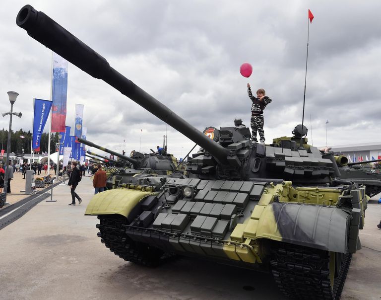 Юная посетительница на выставке вооружений Международного военно-технического форума (МВТФ) Армия-2020 в военно-патриотическом парке Патриот Юная посетительница на выставке вооружений Международного военно-технического форума (МВТФ) Армия-2020 в военно-патриотическом парке Патриот