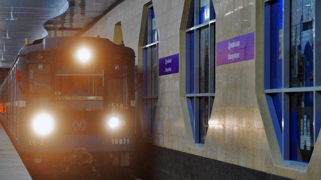 Вагон метро на новой станции метро Дунайская в Санкт-Петербурге