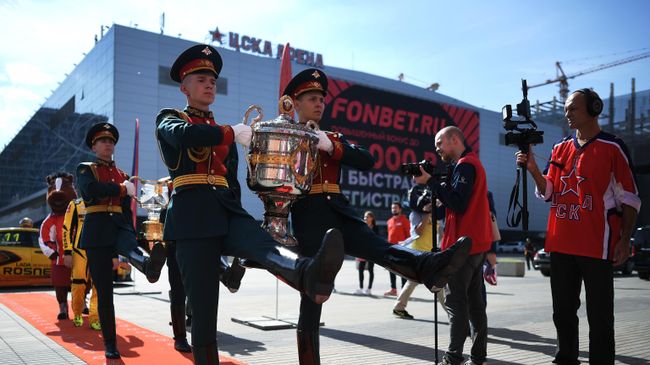 Военнослужащие несут Кубок Гагарина Военнослужащие несут Кубок Гагарина