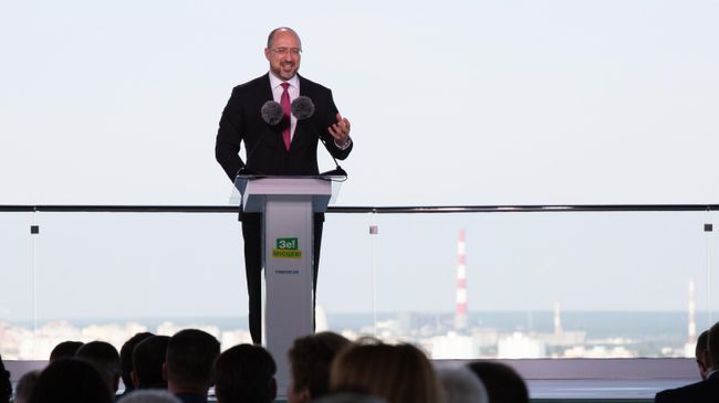 Премьер-министр Украины Денис Шмыгаль выступает на съезде партии Слуга народа в Киеве