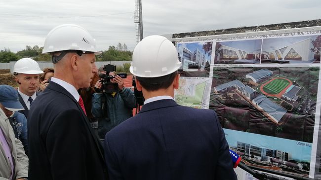 Министр спорта России Олег Матыцин (слева)