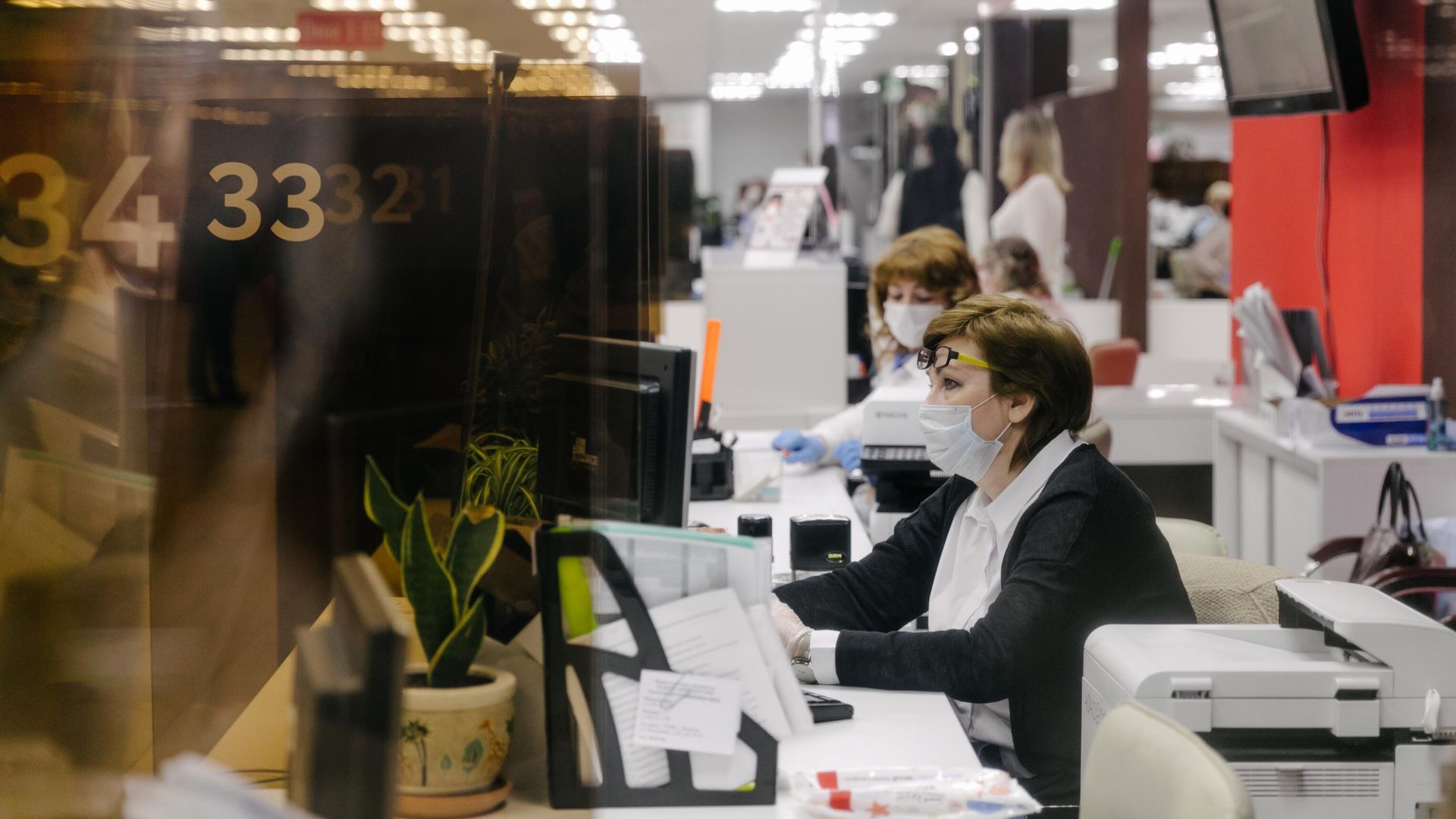 Сотрудники за работой в многофункциональном центре государственных и муниципальных услуг Мои документы - РИА Новости, 1920, 06.10.2020