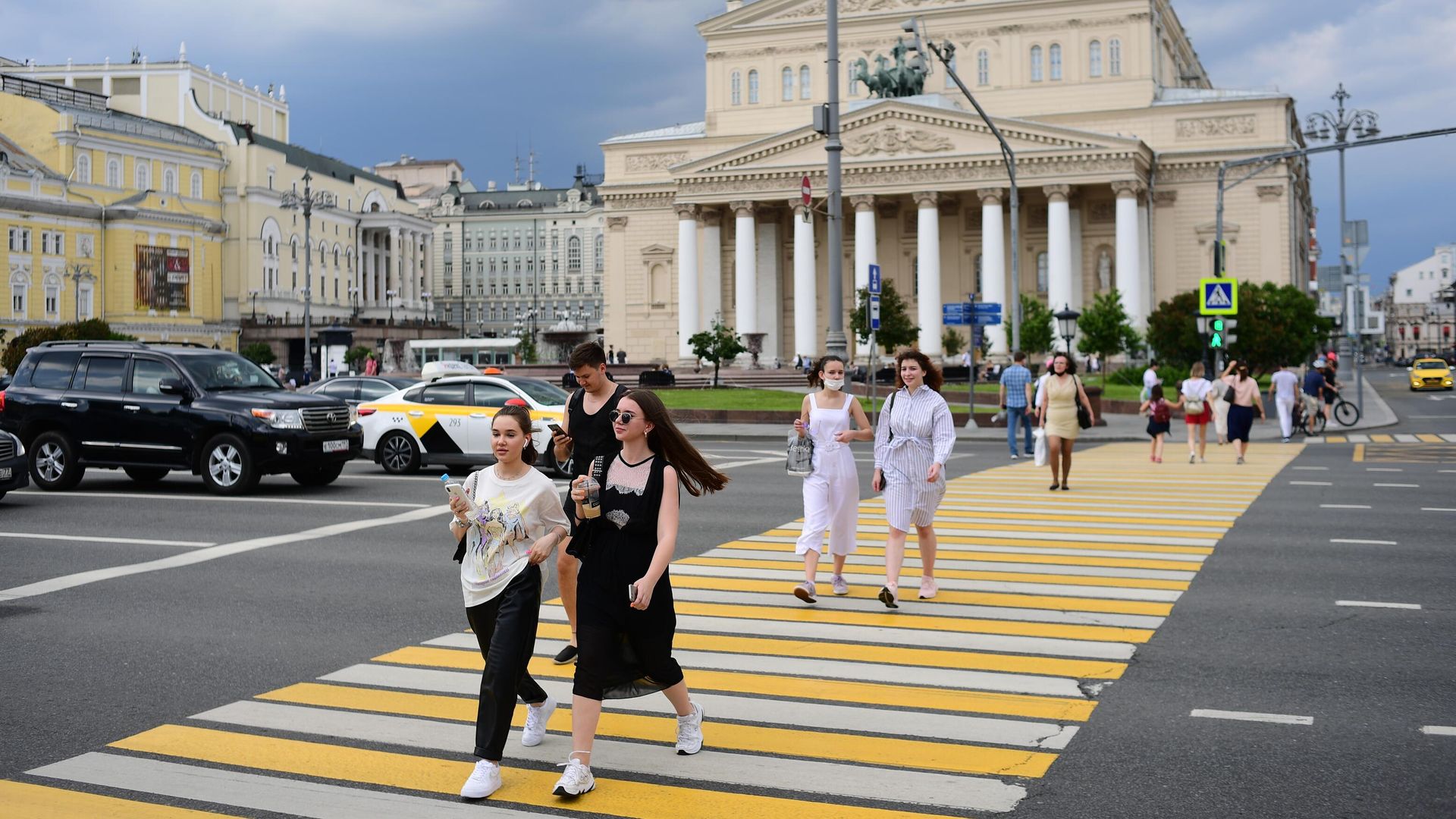 Девушки на пешеходном переходе на Театральной площади в Москве Девушки на пешеходном переходе на Театральной площади в Москве - РИА Новости, 1920, 18.08.2022