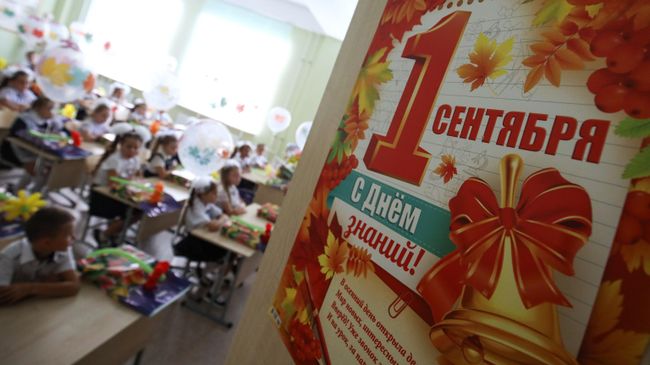 Первоклассники сидят за партами в классе в школе №71 в День знаний в Краснодаре Первоклассники сидят за партами в классе в школе №71 в День знаний в Краснодаре