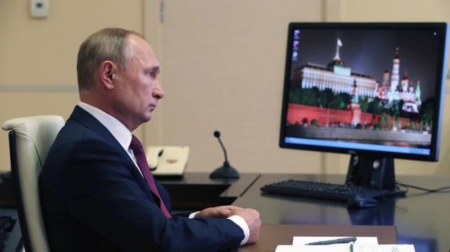 Президент РФ Владимир Путин выступает на Всероссийском открытом уроке Помнить - значит знать в режиме видеоконференции Президент РФ Владимир Путин выступает на Всероссийском открытом уроке Помнить - значит знать в режиме видеоконференции