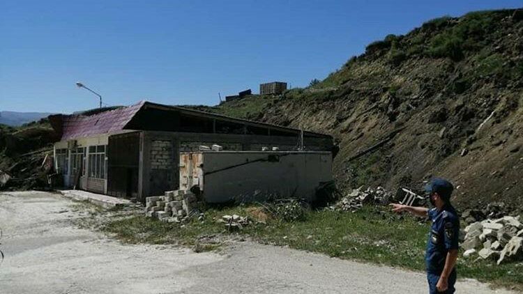 В Акушинском районе Дагестана на 18 км республиканской автодороги Леваши-Акуша сошел оползень В Акушинском районе Дагестана на 18 км республиканской автодороги Леваши-Акуша сошел оползень - РИА Новости, 1920, 03.08.2021