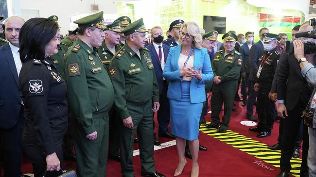 Председатель правления Новикомбанка Елена Георгиева продемонстрировала посетившему стенд банка министруобороны РФ Сергею Шойгу интерактивную презентацию участия банка в нацпроектах 