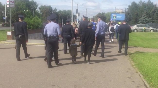 Полиция оттесняет протестующих от Мнского тракторного завода Полиция оттесняет протестующих от Мнского тракторного завода