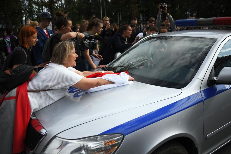 Участники акции протеста в Минске блокировали милицейский автомобиль Участники акции протеста в Минске блокировали милицейский автомобиль