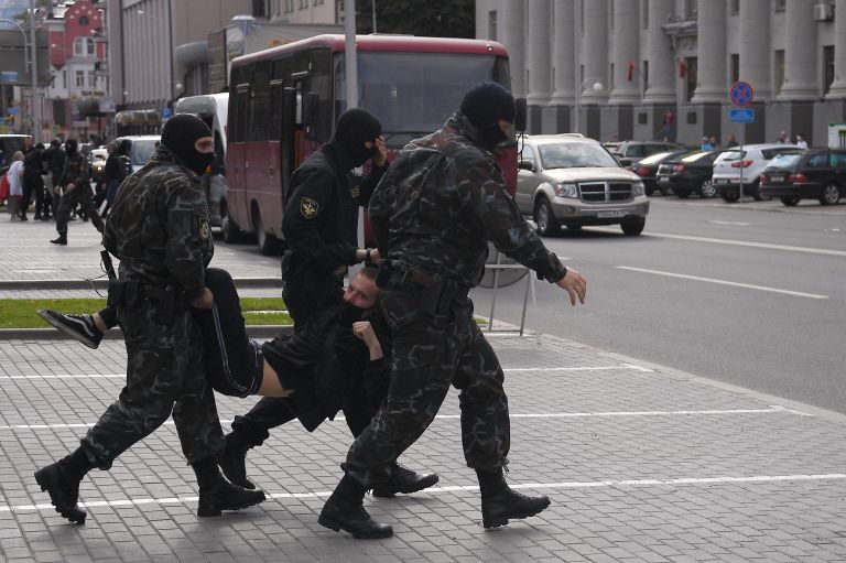 Сотрудники правоохранительных органов задерживают участника акции протеста в Минске Сотрудники правоохранительных органов задерживают участника акции протеста в Минске