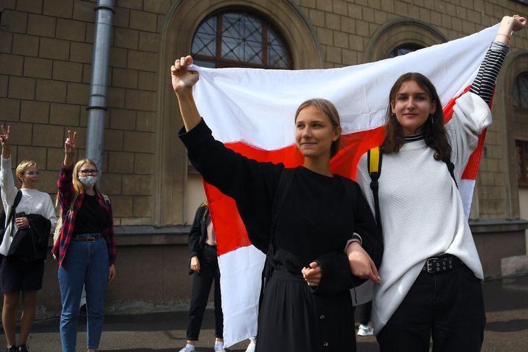 Участницы студенческой акции протеста в Минске. Студенты Белорусского государственного университета и Лингвистического университета вышли на акции протеста в Минске Участницы студенческой акции протеста в Минске. Студенты Белорусского государственного университета и Лингвистического университета вышли на акции протеста в Минске