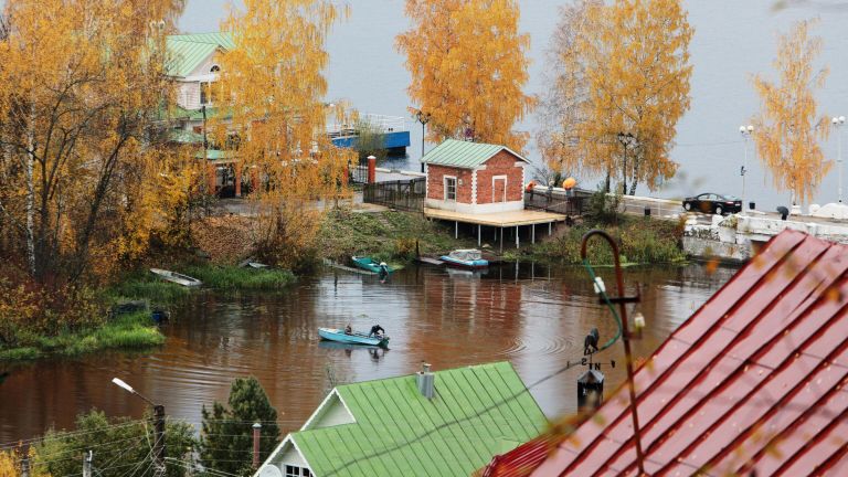 Приток Волги река Шохонка в городе Плёс Приток Волги река Шохонка в городе Плёс