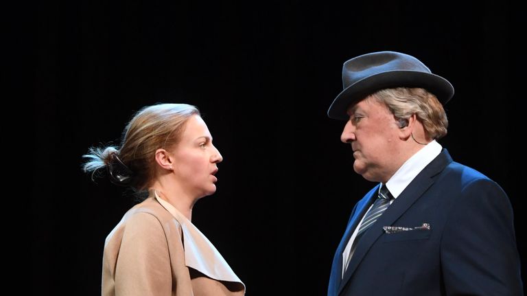 Актриса Ирина Леонова в роли Инкены Петерс и актер Борис Клюев во время репетиции спектакля Перед заходом солнца в постановке Владимира Бейлиса в Государственном академическом Малом театре Актриса Ирина Леонова в роли Инкены Петерс и актер Борис Клюев во время репетиции спектакля Перед заходом солнца в постановке Владимира Бейлиса в Государственном академическом Малом театре