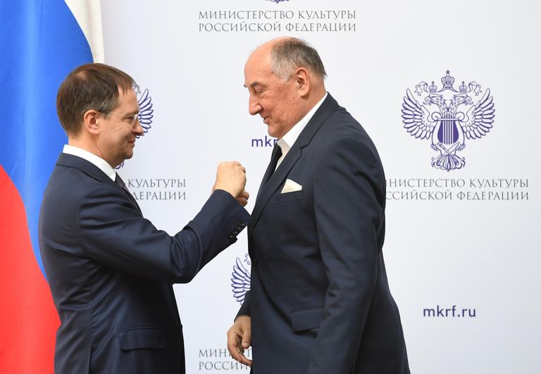Министр культуры РФ Владимир Мединский и артист драмы Государственного академического Малого театра России Борис Клюев, удостоенный медали ордена За заслуги перед Отечеством IV степени Министр культуры РФ Владимир Мединский и артист драмы Государственного академического Малого театра России Борис Клюев, удостоенный медали ордена За заслуги перед Отечеством IV степени