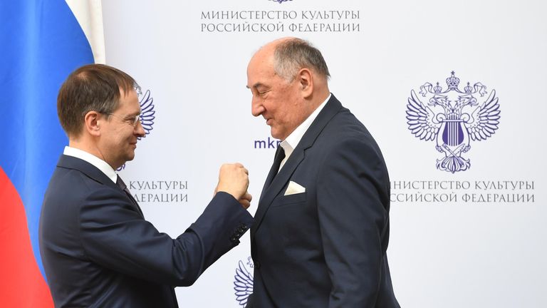 Министр культуры РФ Владимир Мединский и артист драмы Государственного академического Малого театра России Борис Клюев, удостоенный медали ордена За заслуги перед Отечеством IV степени Министр культуры РФ Владимир Мединский и артист драмы Государственного академического Малого театра России Борис Клюев, удостоенный медали ордена За заслуги перед Отечеством IV степени