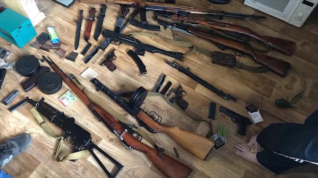 Оружие и боеприпасы, изъятые у лиц, причастных к контрабанде оружия Оружие и боеприпасы, изъятые у лиц, причастных к контрабанде оружия
