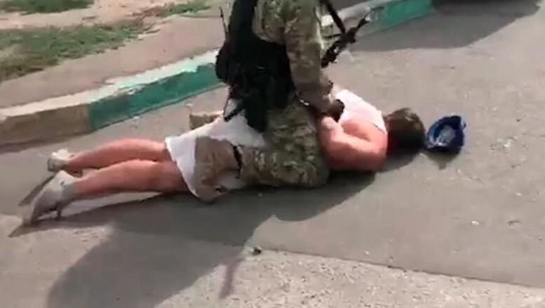 Сотрудники ФСБ РФ задерживают мужчину, причастного к контрабанде оружия Сотрудники ФСБ РФ задерживают мужчину, причастного к контрабанде оружия