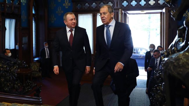 Министр иностранных дел РФ Сергей Лавров и министр иностранных дел Белоруссии Владимир Макей во время встречи в Москве. Министр иностранных дел РФ Сергей Лавров и министр иностранных дел Белоруссии Владимир Макей во время встречи в Москве.