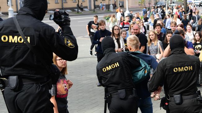 Сотрудники ОМОНа во время задержания участника акции в Минске Сотрудники ОМОНа во время задержания участника акции в Минске