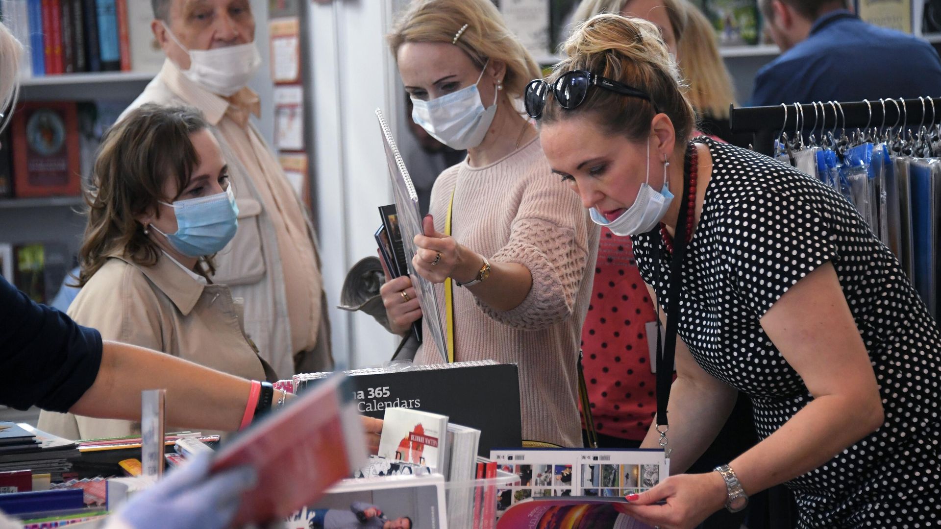 Посетители на 33-й Московской международной книжной выставке-ярмарке в Москве Посетители на 33-й Московской международной книжной выставке-ярмарке в Москве - РИА Новости, 1920, 03.09.2020