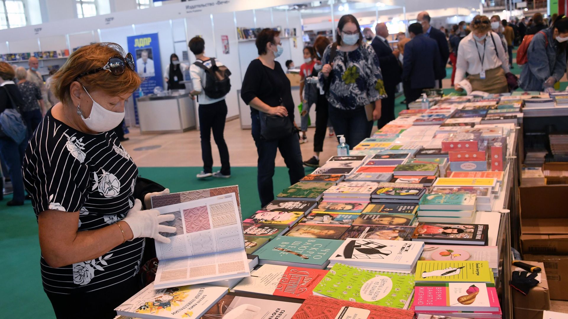 Посетители на 33-й Московской международной книжной выставке-ярмарке в Москве Посетители на 33-й Московской международной книжной выставке-ярмарке в Москве - РИА Новости, 1920, 03.09.2020