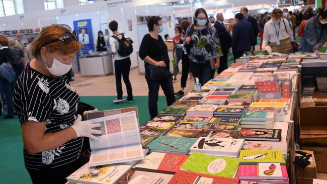 Посетители на 33-й Московской международной книжной выставке-ярмарке в Москве