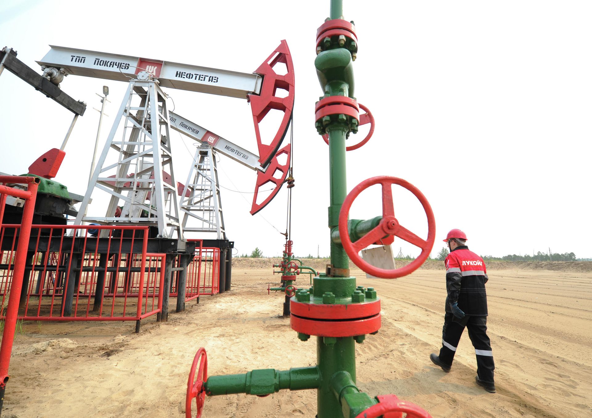 Сотрудники на нефтяном кусте в районе города Покачи Сотрудники на нефтяном кусте в районе города Покачи - РИА Новости, 1920, 21.12.2021