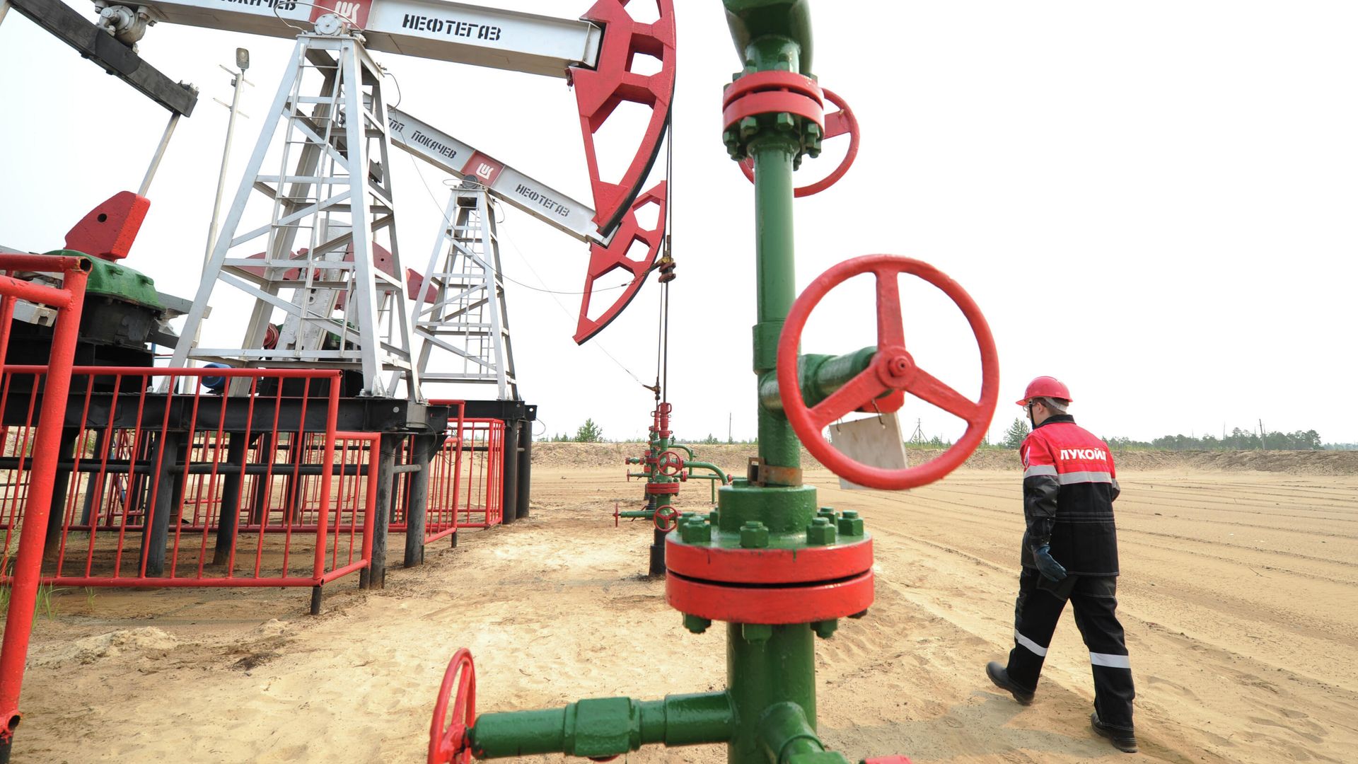 Сотрудники на нефтяном кусте в районе города Покачи - РИА Новости, 1920, 30.10.2025