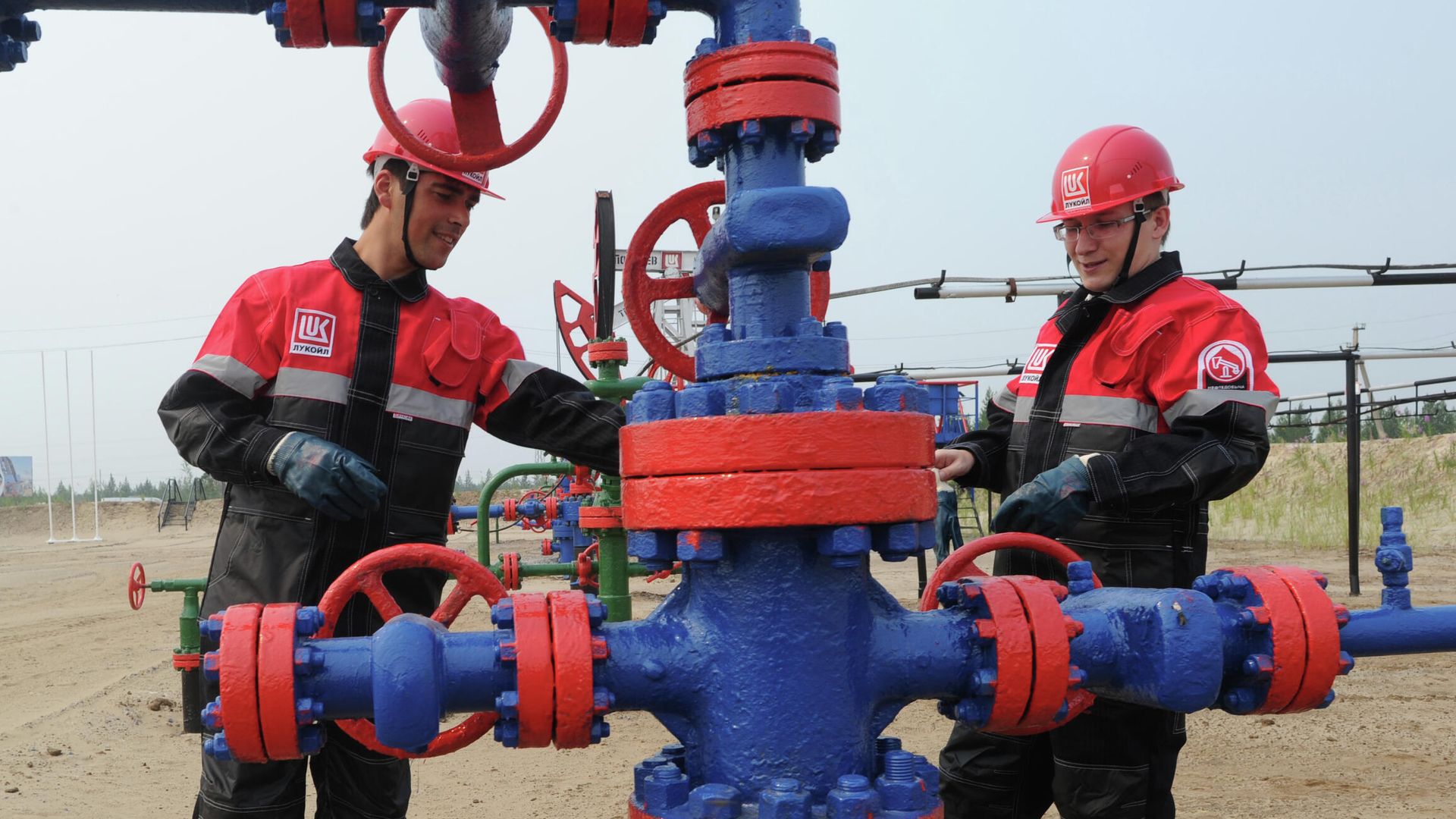 Сотрудники компании на нефтяном кусте в районе города Покачи Сотрудники компании на нефтяном кусте в районе города Покачи - РИА Новости, 1920, 03.09.2020