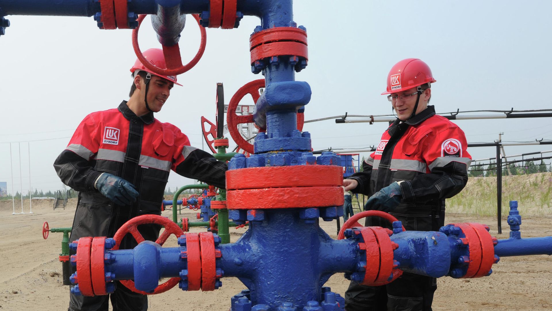 Сотрудники компании на нефтяном кусте в районе города Покачи Сотрудники компании на нефтяном кусте в районе города Покачи - РИА Новости, 1920, 03.09.2020